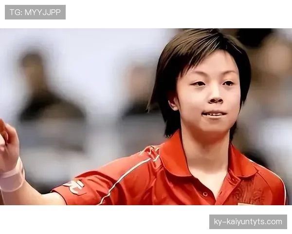 张怡宁家里随手一摆都是艺术品，床头那把旧球拍反差得让我笑出声