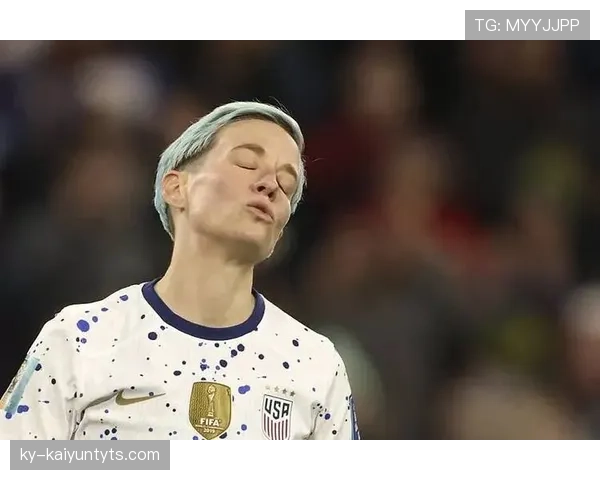 梅根·拉皮诺拎着限量球鞋去菜市场，我在旁边数着口袋里剩下的零头